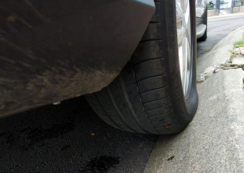 Kiểu đỗ xe hại lốp tài xế Việt cần tránh là 